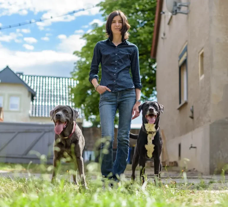 Franziska Schneider mit Murdoch und Freya im Garten